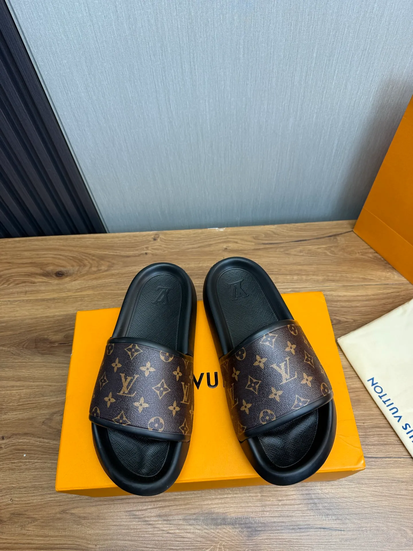 Men's shoes 💰280💰 ▪️LV's popular Little Red Book popular slippers hot sale: 1 shipment✅ Super textured and comfortable slippers, original TPU outsole. Authentic counter box drawer box packaging 🎁Size 38-45